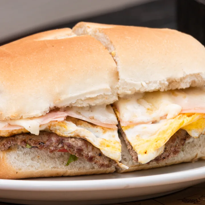 Sándwich con huevo y queso derretido