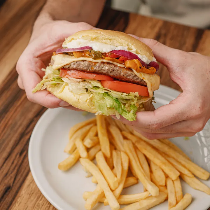 Hamburguesa completa en la mano